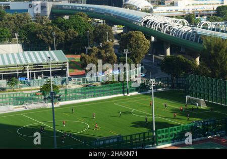 Wong Chuk Hang Fußballplätze aus der Sicht des Ovolo Southside Hotels in Hongkong. Stockfoto