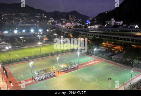 Wong Chuk Hang Fußballplätze aus der Sicht des Ovolo Southside Hotels in Hongkong. Stockfoto