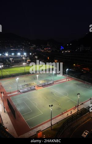 Wong Chuk Hang Fußballplätze aus der Sicht des Ovolo Southside Hotels in Hongkong. Stockfoto