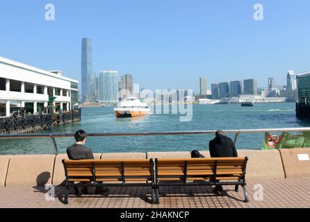 Genießen Sie den Blick auf Kowloon von der Central Piers Promenade in Hongkong. Stockfoto