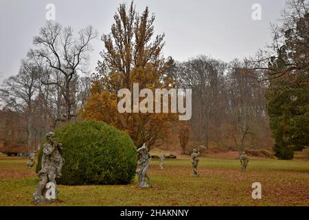 Schloss und Château-Komplex in Valeč in Tschechien, Pfarrkirche, Schloss im Barockstil umgebaut, barocker Bildhauer in einem englischen Landschaftspark. Stockfoto