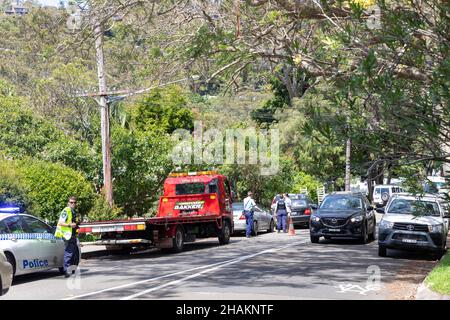 Die Polizei von Sydney nimmt an einem Verkehrsunfall in Avalon Beach, NSW, Australien, Teil und nimmt einen Abschleppwagen vor Stockfoto