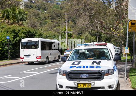 Sydney Polizeibeamte, die an einem Verkehrsunfall in Nord-Sydney teilnahmen, stellten die beiden Polizeifahrzeuge vor, die am Tatort teilnahmen, Sydney, Australien Stockfoto