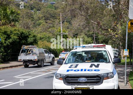 Sydney Polizeibeamte, die an einem Verkehrsunfall in Nord-Sydney teilnahmen, stellten die beiden Polizeifahrzeuge vor, die am Tatort teilnahmen, Sydney, Australien Stockfoto