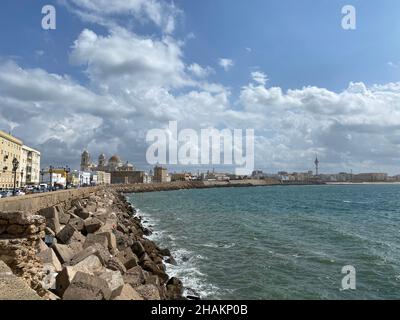 Landschaftsansicht des Strandes und der Kathedrale von Cádiz, Spanien. Stockfoto