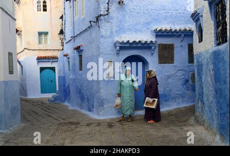 Traditionell blau bemalte Häuser in der Medina von Chefchaouen in den Rif-Bergen im Norden Marokkos. Stockfoto
