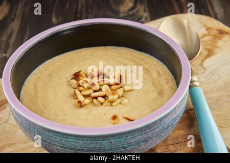Cremige Birnen- und Kastaniensuppe mit Paprika. Französische Gourmetküche Stockfoto