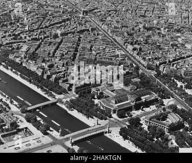 Paris - niedriges Luftbild - seine und Grand Palais zum Triumphbogen während der Besatzung, 1944. Der Blick auf die Straßen von Paris, die nordwestlich von Pont Alexandre III bis zum Arc de Triomphe liegen. Das Foto wurde von einem niedrig fliegenden US-Flugzeug mit einer Fotomethode namens Low-Level-oblique aufgenommen. Das Foto zeigt den Petite Palais und den Grand Palais in der unteren rechten Ecke. An der Vorderseite des Grand Palais trägt ein großes Schild sowohl ein Nazi-Hakenkreuz als auch das Symbol für die SS – wir wissen also, dass das Foto vor der Befreiung gemacht wurde. Stockfoto