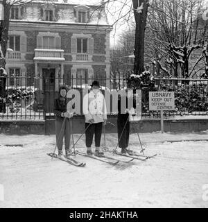 Pariser Skifahrer vor dem Geheimdienst der US Navy in Nogent-sur-Marne. Drei lokale Langläufer halten an einem verschneiten Tag vor der 55 Avenue de la Belle Gabrielle inne. November 1944 bis Mai 1945 wurde dieses Chalet als Pariser Außenbüro der Field Photo Branch des United States Office of Strategic Services (OSS) genutzt. Die Bewohner vor der Befreiung waren Deutsche Gestapo gewesen. Stockfoto