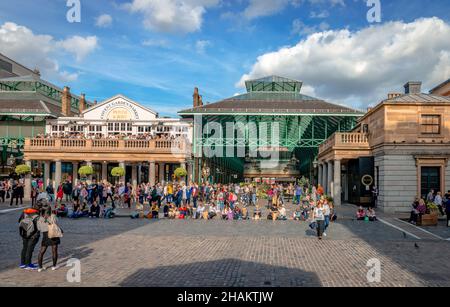 London, Großbritannien - 15 2018. September: Touristen genießen einen sonnigen Nachmittag am zentralen Platz in Covent Garden, auch bekannt als Covent Garden Piazza. Stockfoto