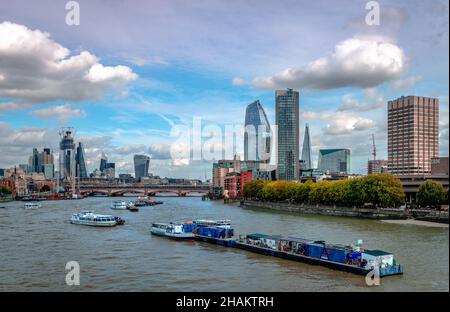 London, Großbritannien - 15 2018. September: Die Themse, die Southbank und die City of London von der Waterloo Bridge aus gesehen. Stockfoto