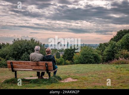London, Großbritannien - 16 2018. September: Ein nicht identifiziertes Paar genießt den Blick auf die Skyline von London von der Spitze des Parliament Hill in Hampstead Heath. Stockfoto