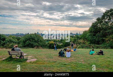 London, Großbritannien - 16 2018. September: Die Zuschauer haben Spaß und genießen den Blick auf die Skyline von London von der Spitze des Parliament Hill, in der Hitze von Hampstead Stockfoto
