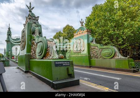 London, Großbritannien - September 18 2018: Ende der Details der Hammersmith Bridge, einer Hängebrücke, die die Themse im Westen Londons überquert Stockfoto