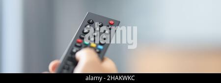 Fernsehen und Nahaufnahme über die Fernbedienung Stockfoto