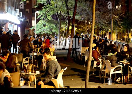 Madrid, Spanien. 10th Dez 2021. Die Gäste sitzen auf der Terrasse eines Restaurants im Zentrum von Madrid. Auch wenn die Zahlen von Corona in Madrid wieder steigen, wird die spanische Hauptstadt ihrem Ruf als restriktionsresistente Parteihochburg wieder gerecht. (To dpa ''another Planet': Madrid trotzt der neuen Corona-Welle') Credit: Juan Carlos Rojas/dpa/Alamy Live News Stockfoto