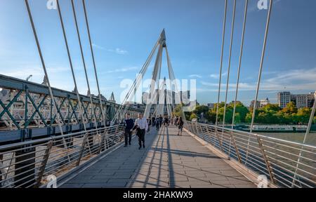 London, Großbritannien - 15 2018. September: Die Golden Jubilee Bridge vom südlichen Ende mit dem Bahnhof Charing Cross und den Victoria Embankment Gardens im Th Stockfoto