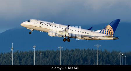 Richmond, British Columbia, Kanada. 11th Dez 2021. Ein United Express Embraer E175LR Jet (N146SY), der von SkyWest Airlines betrieben wird, hebt vom internationalen Flughafen Vancouver ab. (Bild: © Bayne Stanley/ZUMA Press Wire) Stockfoto