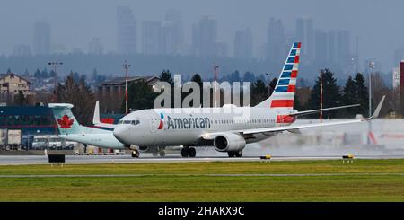 Richmond, British Columbia, Kanada. 11th Dez 2021. Ein Boeing 737-800-Jet von American Airlines hebt vom internationalen Flughafen Vancouver ab. (Bild: © Bayne Stanley/ZUMA Press Wire) Stockfoto