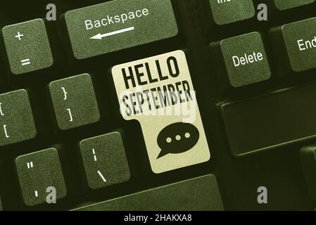 Schreiben mit Text Hallo September. Konzeptionelles Foto, das sich sehnlichst einen herzlichen Empfang für den Monat September wünscht, in dem Code Script des Programms eingegeben wird Stockfoto