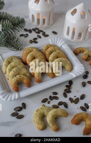 Hausgemachte deutsche Halbmond-weihnachtsplätzchen mit Kürbiskernen Stockfoto