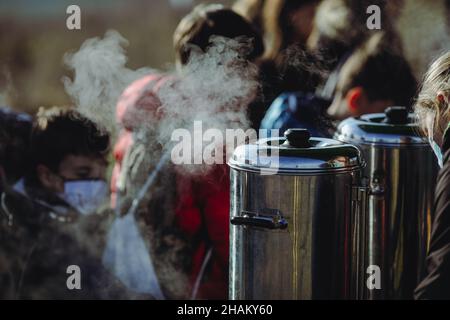 Bild mit geringer Schärfentiefe (selektiver Fokus) und Dampf aus einem tragbaren Wasserkocher für Kaffee und Tee. Stockfoto