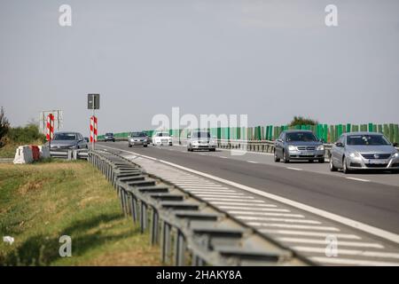 Highway 2 Bukarest - Constanta, Rumänien - 10. August 2021: Autos auf der Autobahn an einem sonnigen Sommertag. Hinweis: Nummernschilder sind verschwommen. Stockfoto