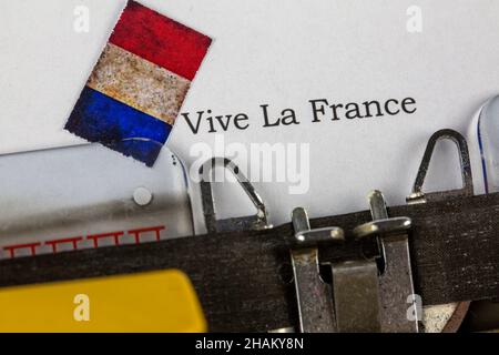 Alte Schreibmaschine mit Text Vive La France Stockfoto