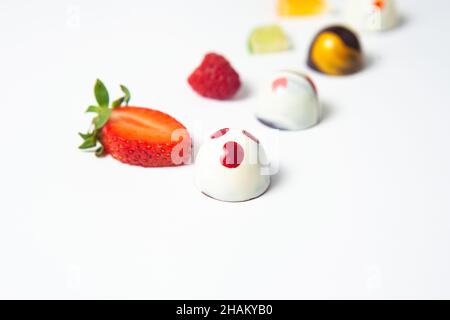 Mexikanische bunte Schokolade Bonbons mit Früchten auf weißem Hintergrund Stockfoto