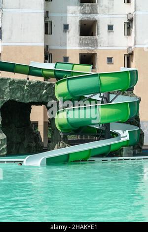 Port Dickson, Malaysia - 19. Nov 2021: Bunte Spiralrutsche im Wasserpark Ehsan. Stockfoto