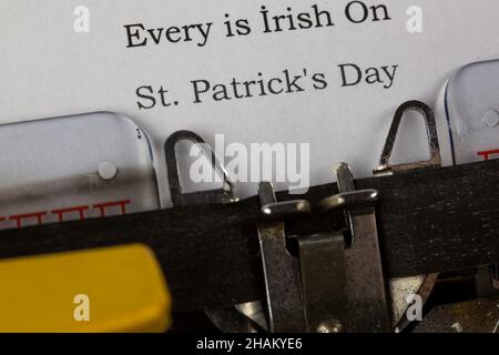 Alte Schreibmaschine mit Text Happy St. Patrick's Day Stockfoto