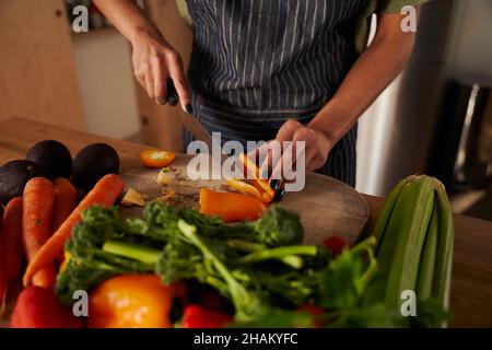 Afroamerikanische weibliche Küche in der Küche hackt frisches Gemüse Stockfoto