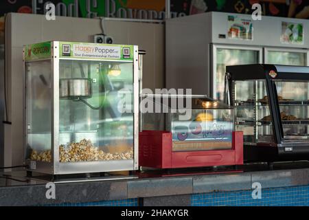 Port Dickson, Malaysia - 19. Nov 2021: Popcorn und andere Gewürze zum Verkauf im Food Court im Wasserpark Ehsan. Stockfoto