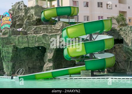 Port Dickson, Malaysia - 19. Nov 2021: Bunte Spiralrutsche im Wasserpark Ehsan. Stockfoto