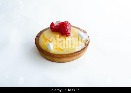 Zitronentarte mit Erdbeere auf der Oberseite Stockfoto