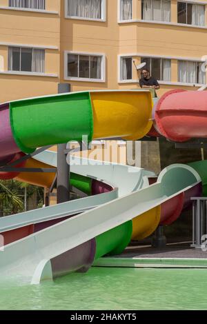 Port Dickson, Malaysia - 19. Nov 2021: Bunte Spiralrutsche im Wasserpark Ehsan. Stockfoto