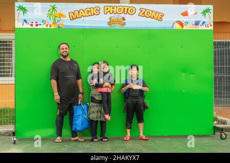 Port Dickson, Malaysia - 19. Nov 2021: Familie fotografiert in der magischen Fotozone des Wasserparks Ehsan. Stockfoto