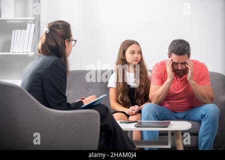 Schlechte Eltern. Psychologe geben Familientherapie für Vater und Tochter Teenager Mädchen, Psychologie. Stockfoto