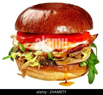 Burger mit Schweinefleisch, Spiegelei, Gurken, karamellisierten Zwiebeln, Tomaten, Rucola, in Weiß isolierte Käsesoße Stockfoto