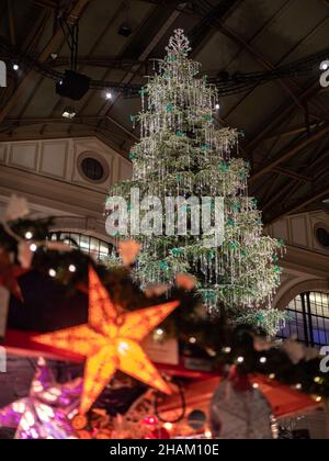 Zürich, Schweiz - 30. November 2021: Traditioneller Weihnachtsbaum am Bahnhof in Zürich, geschmückt mit Swarovski-Kristallen. Stockfoto