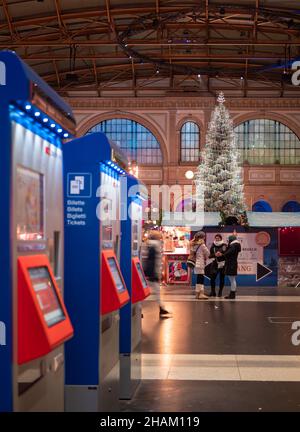 Zürich, Schweiz - 30. November 2021: Traditioneller Weihnachtsbaum am Bahnhof in Zürich, geschmückt mit Swarovski-Kristallen. Stockfoto