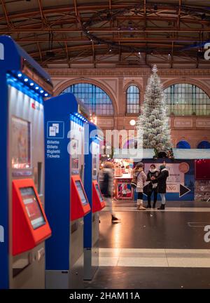 Zürich, Schweiz - 30. November 2021: Traditioneller Weihnachtsbaum am Bahnhof in Zürich, geschmückt mit Swarovski-Kristallen. Stockfoto