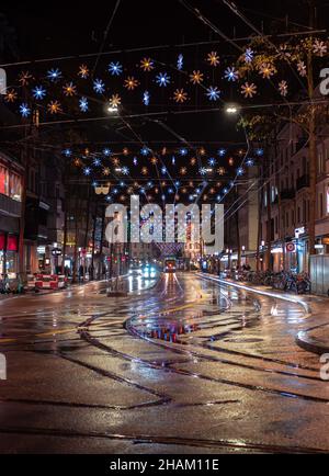 Zürich, Schweiz - 30. November 2021: Beleuchtete Lowenstrasse in Zürich und ihre weihnachtliche Dekoration Stockfoto