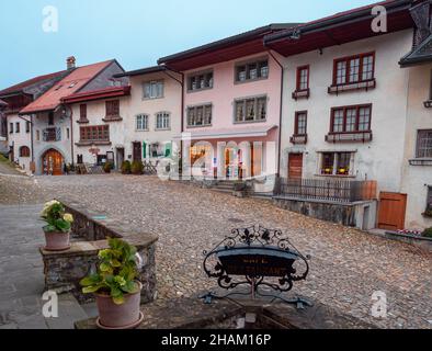 Gruyeres, Schweiz - 23. November 2021: Altstadt des mittelalterlichen schweizer Dorfes Gruyeres im Kanton Freiburg. Stockfoto