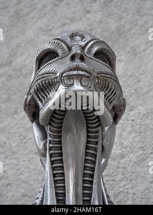 Gruyeres, Schweiz - 23. November 2021: Surrealistische Statue des außerirdischen Maschinenmenschen, Kreation des Künstlers Giger Stockfoto