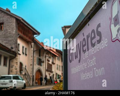 Gruyeres, Schweiz - 23. November 2021: Mittelalterliches schweizer Dorf Gruyeres im Kanton Freiburg. Stockfoto