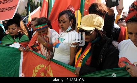 Jerusalem, Israel. 13h Dez 2021. Demonstranten nehmen an einem Protest von äthiopischen Juden und Mitgliedern der eritreischen Migrantengemeinschaft gegen die Politik der Vereinigten Staaten gegenüber dem Tigray-Konflikt in Äthiopien vor der US-Botschaft am 13. Dezember 2021 in Jerusalem, Israel, Teil. Kredit: Eddie Gerald/Alamy Live Nachrichten Stockfoto