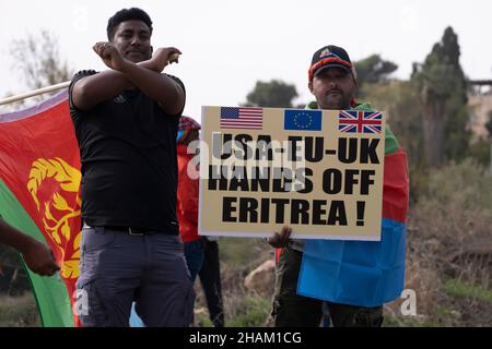 Jerusalem, Israel. 13h Dez 2021. Ein Protestierender hält ein Plakat mit der Aufschrift „USA EU UK Hände weg von Eritrea“ während eines Protestes von äthiopischen Juden und Mitgliedern der eritreischen Migrantengemeinschaft gegen die Politik der Vereinigten Staaten gegenüber dem Tigray-Konflikt in Äthiopien vor der US-Botschaft am 13. Dezember 2021 in Jerusalem, Israel. Kredit: Eddie Gerald/Alamy Live Nachrichten Stockfoto