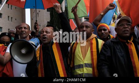 Jerusalem, Israel. 13h Dez 2021. Demonstranten rufen am 13. Dezember 2021 in Jerusalem, Israel, Slogans während eines Protestes von äthiopischen Juden und Mitgliedern der eritreischen Migrantengemeinschaft gegen die Politik der Vereinigten Staaten gegenüber dem Tigray-Konflikt vor der US-Botschaft aus. Kredit: Eddie Gerald/Alamy Live Nachrichten Stockfoto