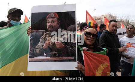 Jerusalem, Israel. 13h Dez 2021. Ein Protestierender hält ein Schild mit dem Bild des äthiopischen Präsidenten Abiy Ahmed, der in Militäruniform gekleidet war, während eines Protestes, der von äthiopischen Juden und Mitgliedern der eritreischen Migrantengemeinschaft vor der US-Botschaft am 13. Dezember 2021 in Jerusalem gegen die Politik der Vereinigten Staaten gegenüber dem Tigray-Konflikt in Äthiopien abgehalten wurde, Israel. Kredit: Eddie Gerald/Alamy Live Nachrichten Stockfoto